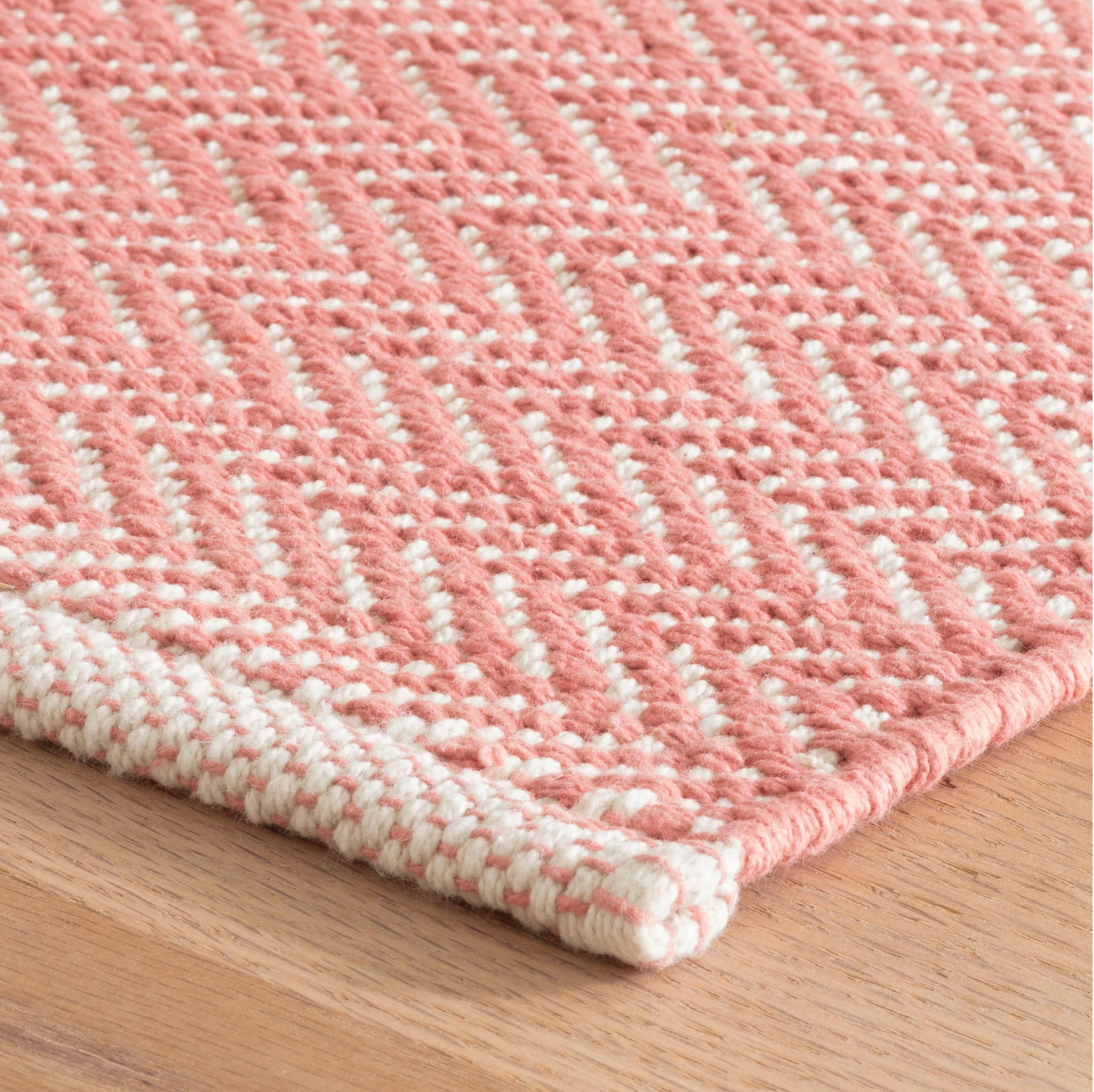 Dash and Albert Coral Herringbone Handwoven Cotton Rug (2'x3')