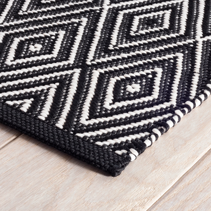 Diamond Black and Ivory Handwoven Indoor/Outdoor Rug (2'x3')